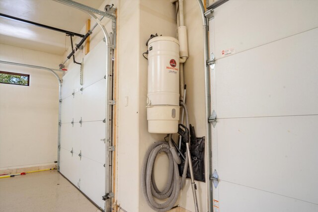 9301 Black Farm Ln NW, Albuquerque, NM 87114 - garage featuring a central vacuum unit