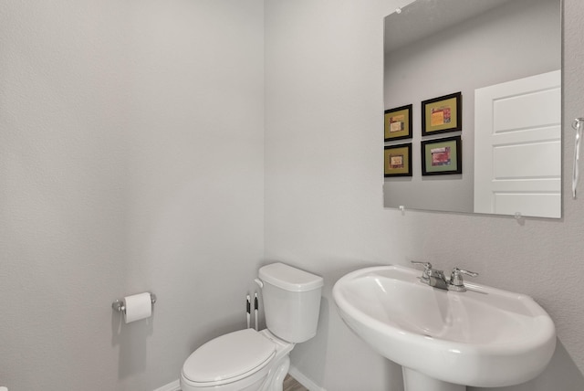 684 Turmalina Dr SE, Rio Rancho, NM 87124 - half bathroom featuring a sink, toilet, and baseboards