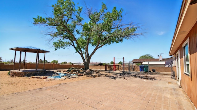 558 Apache Loop SW, Rio Rancho, NM 87124 - fenced backyard with a patio area