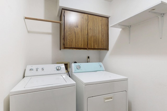 791 Stallion Rd SE, Rio Rancho, NM 87124 - laundry area with washing machine and clothes dryer and cabinet space