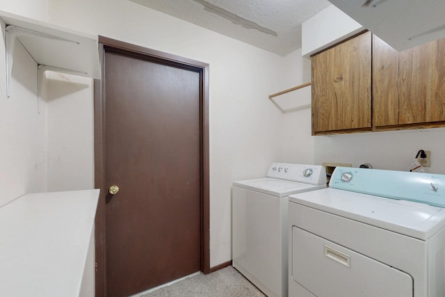 791 Stallion Rd SE, Rio Rancho, NM 87124 - washroom with cabinet space, washing machine and clothes dryer, light colored carpet, and a textured ceiling