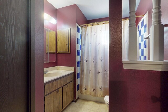 791 Stallion Rd SE, Rio Rancho, NM 87124 - bathroom featuring vanity, toilet, tile patterned floors, a textured wall, and shower / tub combo