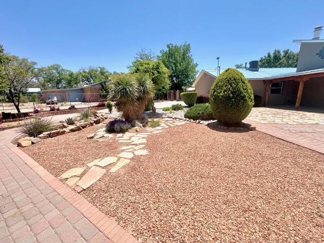 2119 Besler Ln SW, Albuquerque, NM 87105 - view of yard