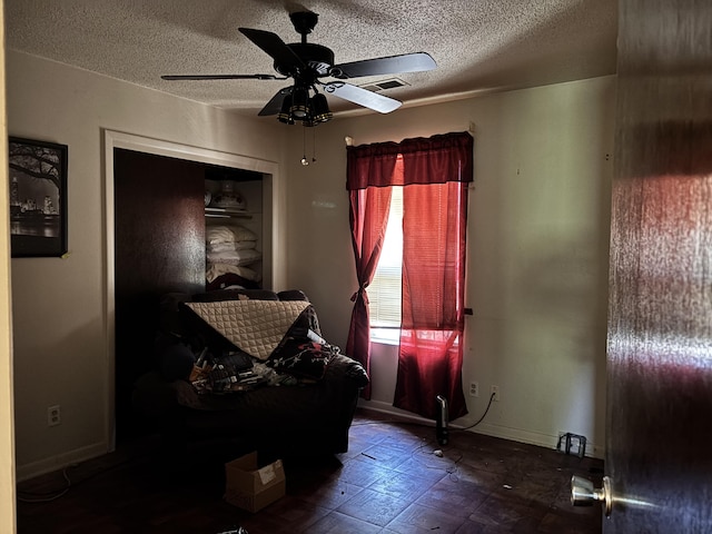 806 Oreja De Oro Dr SE, Rio Rancho, NM 87124 - living area featuring a textured ceiling, ceiling fan, and baseboards