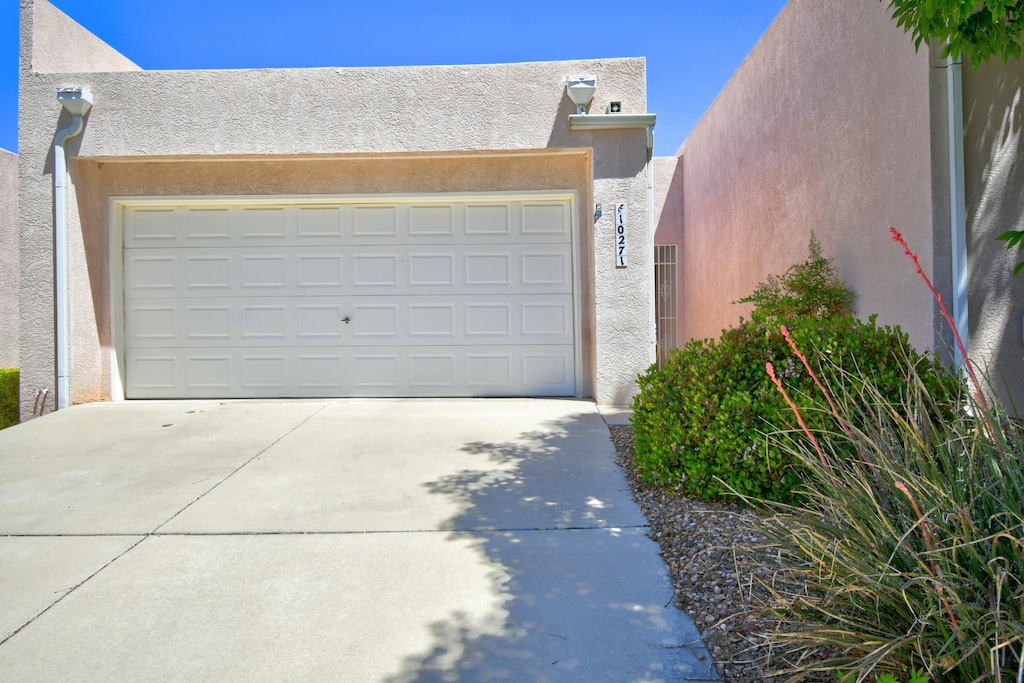 10271 Gutierrez Rd NE, Albuquerque, NM 87111 - garage with driveway