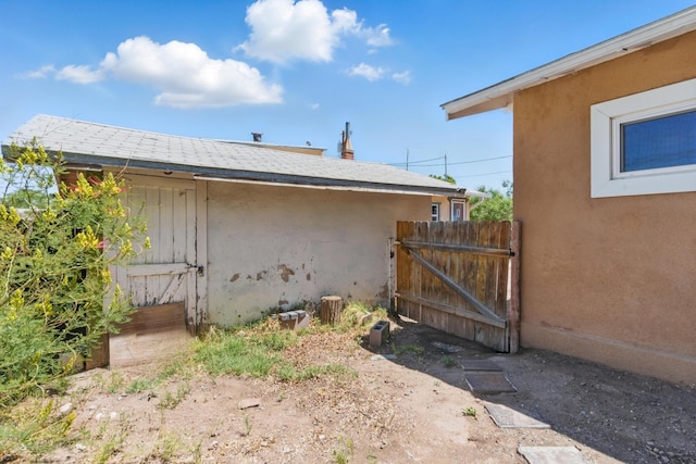 417 8th St NW, Albuquerque, NM 87102 - view of side of home featuring a gate