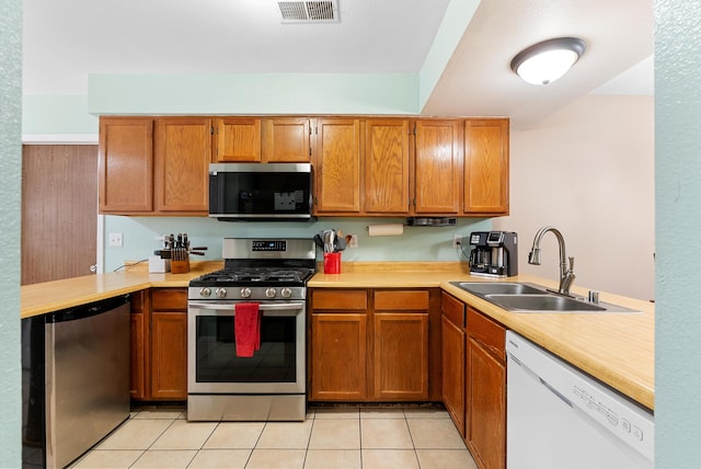 437 7th Ave NE, Rio Rancho, NM 87124 - kitchen with appliances with stainless steel finishes, a sink, a peninsula, and light countertops
