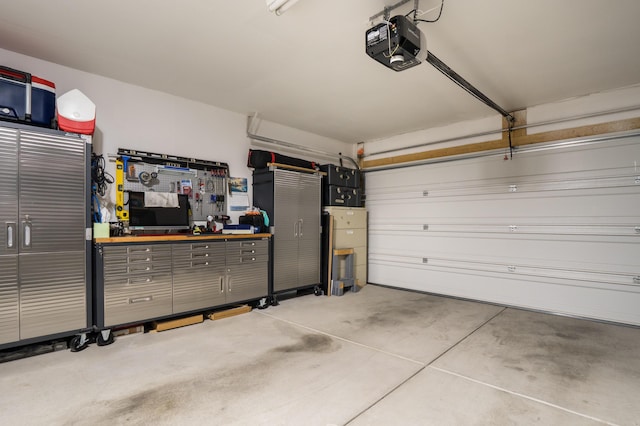 2336 Del Timbre Ln SW, Albuquerque, NM 87121 - garage with a garage door opener and a workshop area
