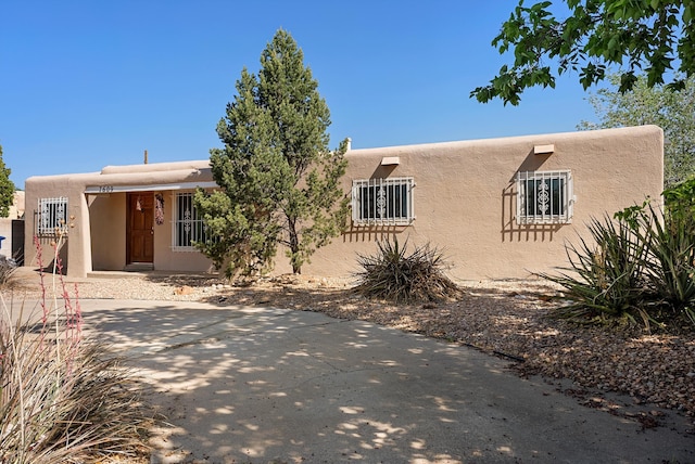 7609 Hannett Ave NE, Albuquerque, NM 87110 - pueblo revival-style home featuring stucco siding