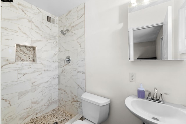 7609 Hannett Ave NE, Albuquerque, NM 87110 - full bathroom with a sink, a tile shower, and toilet