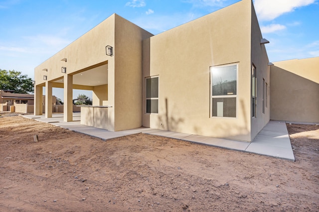 11 Del Cerro Ct, Los Lunas, NM 87031 - back of property featuring a patio and stucco siding