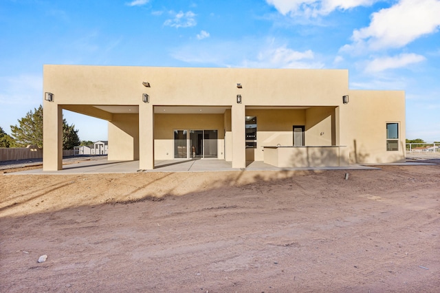 11 Del Cerro Ct, Los Lunas, NM 87031 - rear view of house with stucco siding and a patio