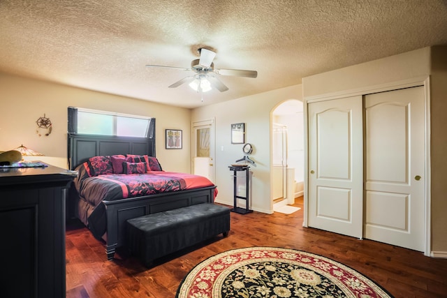 6105 Loro Ave NW, Albuquerque, NM 87114 - bedroom with wood finished floors, arched walkways, connected bathroom, a textured ceiling, and ceiling fan