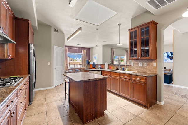 2625 Globe Ct NE, Rio Rancho, NM 87124 - kitchen with stainless steel appliances, a sink, decorative backsplash, and light tile patterned floors