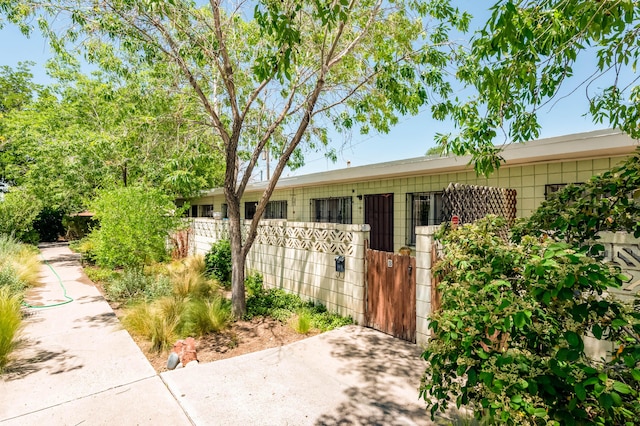521 Kentucky St SE, Albuquerque, NM 87108 - view of front of home featuring a gate