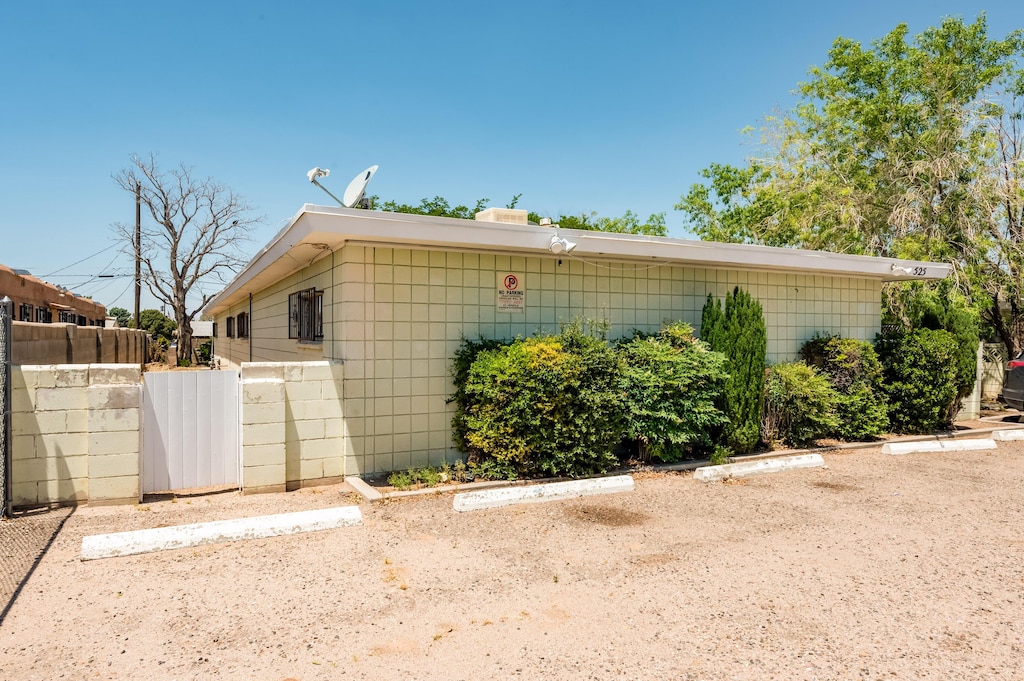 525 Kentucky St SE, Albuquerque, NM 87108 - view of side of home