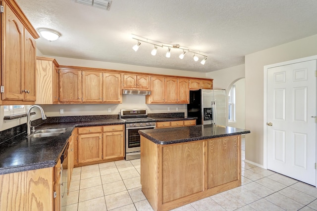 6923 Luz Del Sol Pl NW, Albuquerque, NM 87114 - kitchen with appliances with stainless steel finishes, range hood, a sink, light tile patterned floors, and a center island