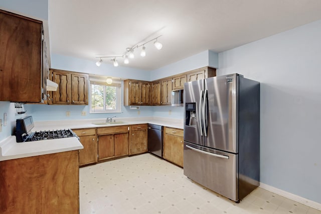 508 San Juan De Rio Dr SE, Rio Rancho, NM 87124 - kitchen featuring appliances with stainless steel finishes, a sink, light countertops, and light floors