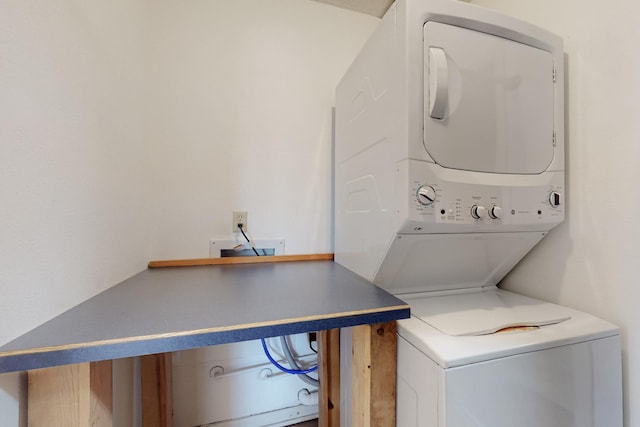 508 San Juan De Rio Dr SE, Rio Rancho, NM 87124 - laundry room featuring stacked washer and clothes dryer