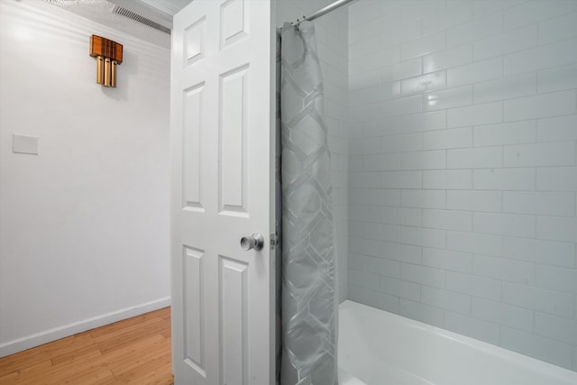 4509 Tottle Ave NW, Albuquerque, NM 87114 - full bath with shower / bathtub combination with curtain, wood finished floors, and baseboards
