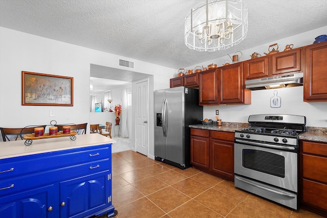 1951 Corta Rustica, Los Lunas, NM 87031 - kitchen featuring stainless steel appliances, under cabinet range hood, dark tile patterned flooring, a textured ceiling, and a chandelier