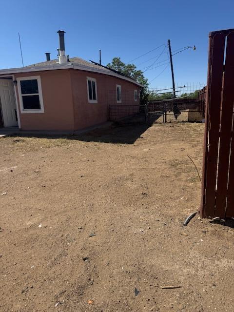 1212 W Reinken Ave, Belen, NM 87002 - view of side of home with stucco siding