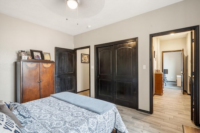 405 Holt Ct NE, Rio Rancho, NM 87124 - bedroom featuring light wood finished floors, a closet, baseboards, and ceiling fan
