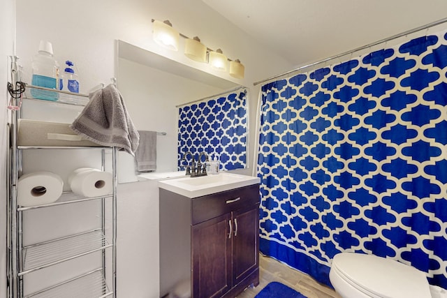 648 Frederico Blvd, Rio Communities, NM 87002 - bathroom featuring vanity, toilet, a shower with curtain, and wood finished floors