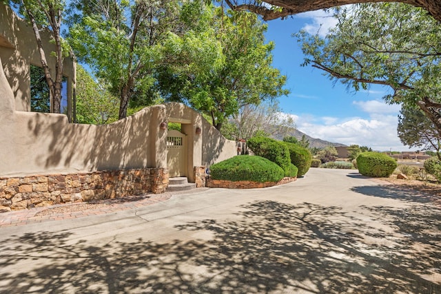 1572 Eagle Ridge Ct NE, Albuquerque, NM 87122 - surrounding community with a mountain view and a gate