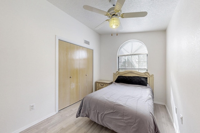 1128 Pandora Dr SW, Los Lunas, NM 87031 - bedroom featuring light wood-type flooring, baseboards, a closet, a textured ceiling, and ceiling fan