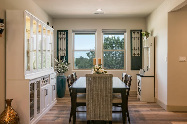 31 Express Blvd, Sandia Park, NM 87047 - dining room with dark wood-style flooring, baseboards, and recessed lighting