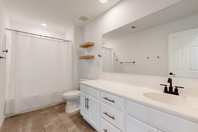 3034 Shannon Ln NE, Rio Rancho, NM 87144 - full bathroom with vanity, toilet, shower / bath combo with shower curtain, and recessed lighting
