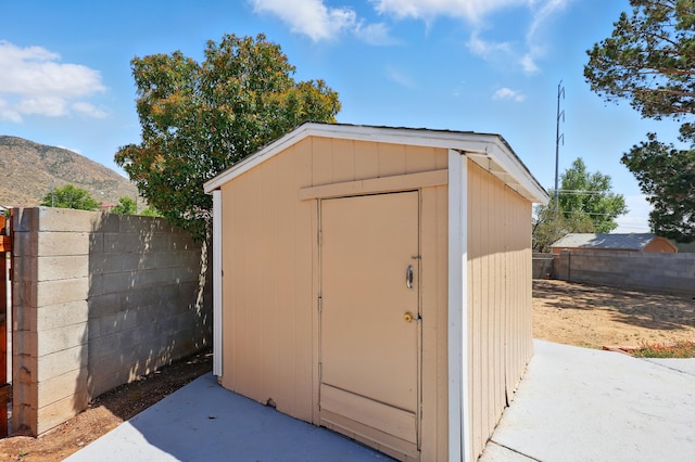 4508 Shiloh Pl NE, Albuquerque, NM 87111 - view of shed featuring a fenced backyard and a mountain view