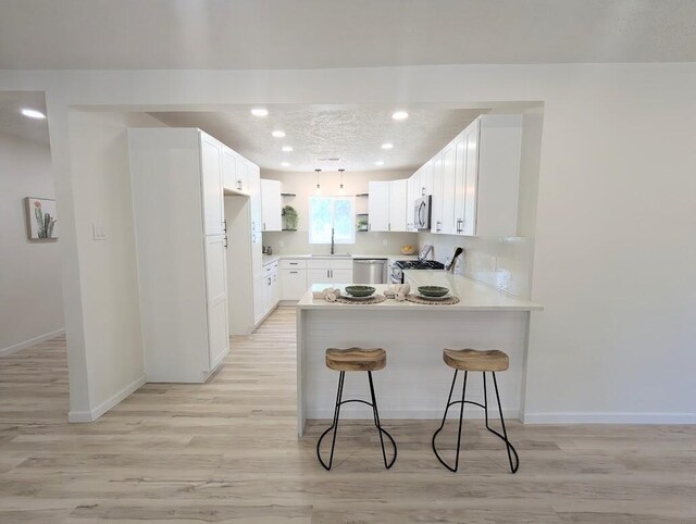 2824 Texas St NE, Albuquerque, NM 87110 - kitchen featuring a peninsula, stainless steel appliances, baseboards, a sink, and recessed lighting