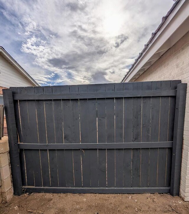 2824 Texas St NE, Albuquerque, NM 87110 - view of gate