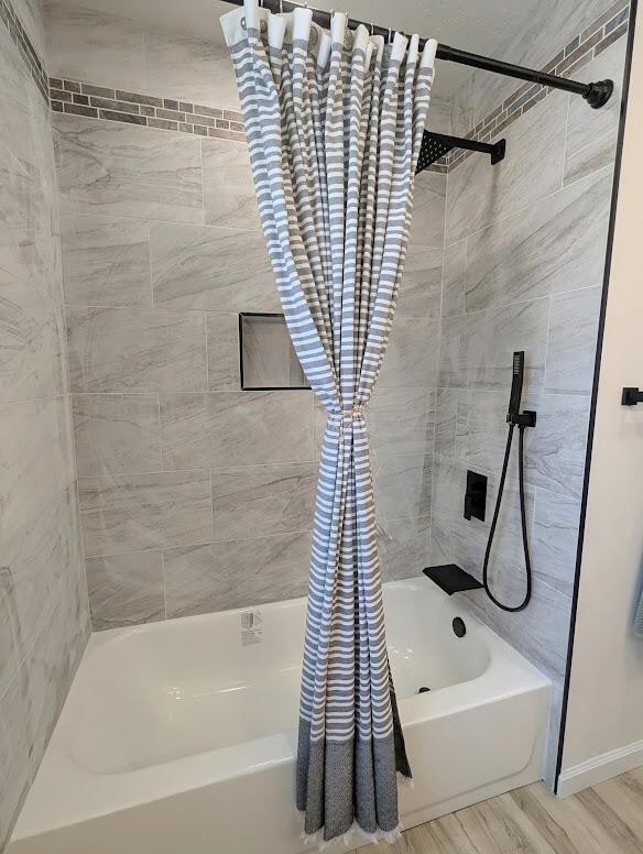 2824 Texas St NE, Albuquerque, NM 87110 - full bath with shower / bath combination with curtain