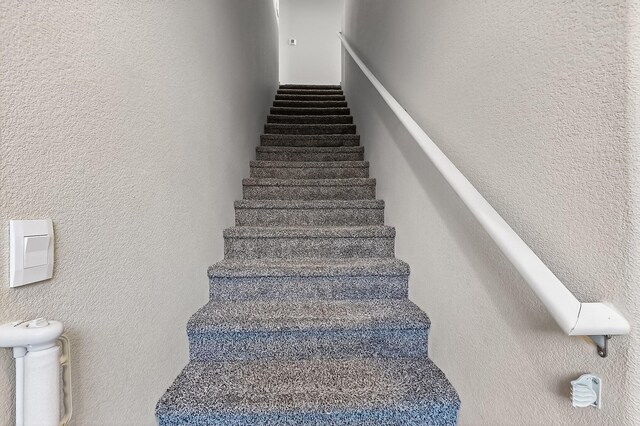 4871 Longs Peak Rd NE, Rio Rancho, NM 87144 - staircase with a textured wall