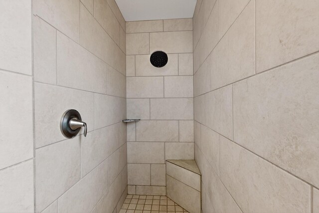 6854 Cleary Loop NE, Rio Rancho, NM 87144 - full bathroom featuring a tile shower