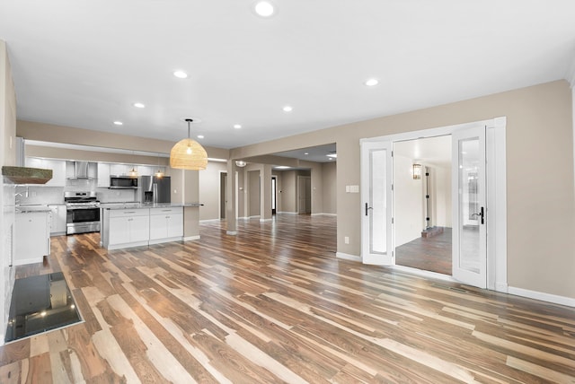 8320 Cherry Hills Dr NE, Albuquerque, NM 87111 - unfurnished living room featuring light wood-style floors, recessed lighting, baseboards, and a sink