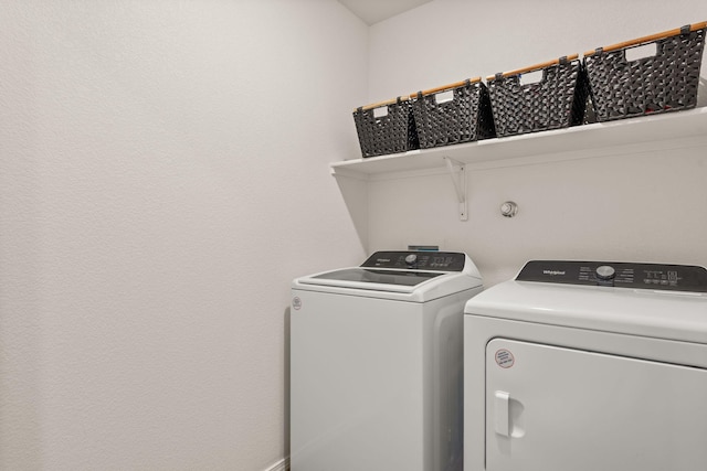 2425 Desi Loop, Belen, NM 87002 - laundry room featuring washing machine and dryer