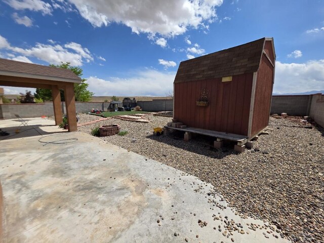 8 Revelations Pl SW, Los Lunas, NM 87031 - fenced backyard with a storage unit and a patio