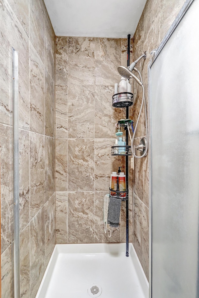 589 Diez Y Ocho Ct SE, Rio Rancho, NM 87124 - bathroom with a shower stall