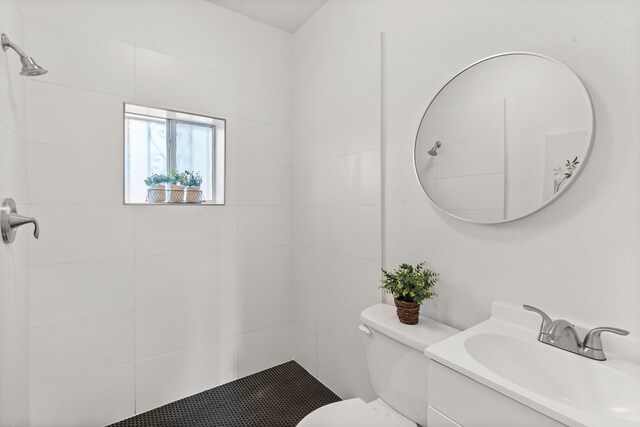 711 Lewis Ave SE, Albuquerque, NM 87102 - bathroom with toilet, vanity, and tiled shower