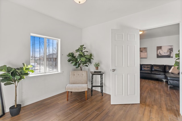 711 Lewis Ave SE, Albuquerque, NM 87102 - sitting room featuring wood finished floors and baseboards