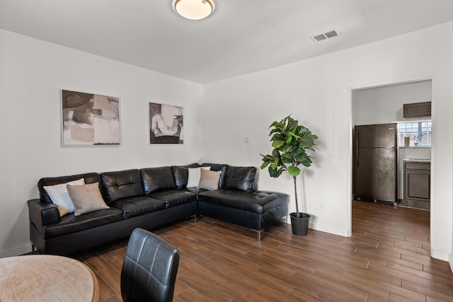 711 Lewis Ave SE, Albuquerque, NM 87102 - living area featuring dark wood-style flooring and baseboards