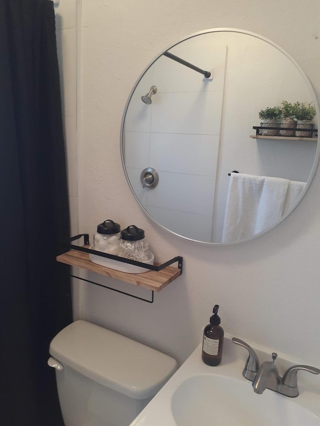 711 Lewis Ave SE, Albuquerque, NM 87102 - full bathroom with a sink, toilet, and curtained shower