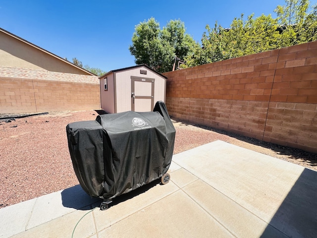 6275 Nueva Espana Rd NW, Albuquerque, NM 87114 - fenced backyard with a grill and a patio