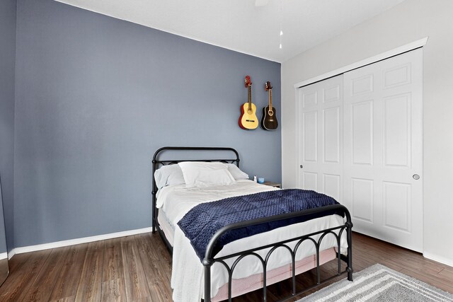 4028 Colina Roja Ln NE, Rio Rancho, NM 87124 - bedroom featuring a closet and wood finished floors