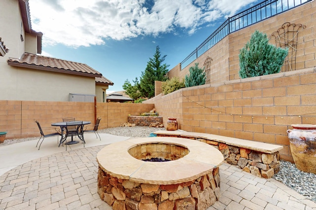 4028 Colina Roja Ln NE, Rio Rancho, NM 87124 - fenced backyard with a fire pit, a patio area, and outdoor dining area