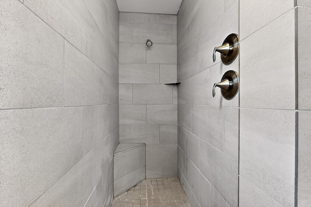 215 Adeline Ave, Los Lunas, NM 87031 - full bathroom with a tile shower